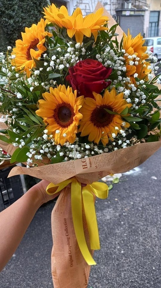 Scatola regalo Composizione con 1 GiraSole e Rose